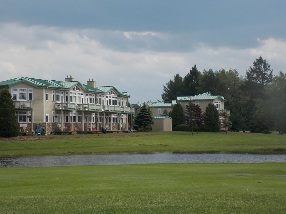 Fairway Suites At The Peak French Creek Exterior photo
